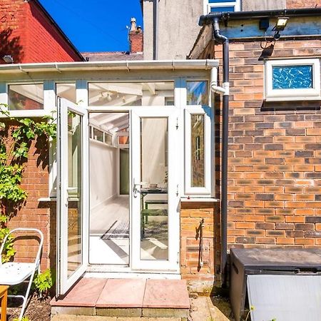 Large 4 Bedroom Home With Free Parking Near Mediacityuk Manchester Exteriör bild