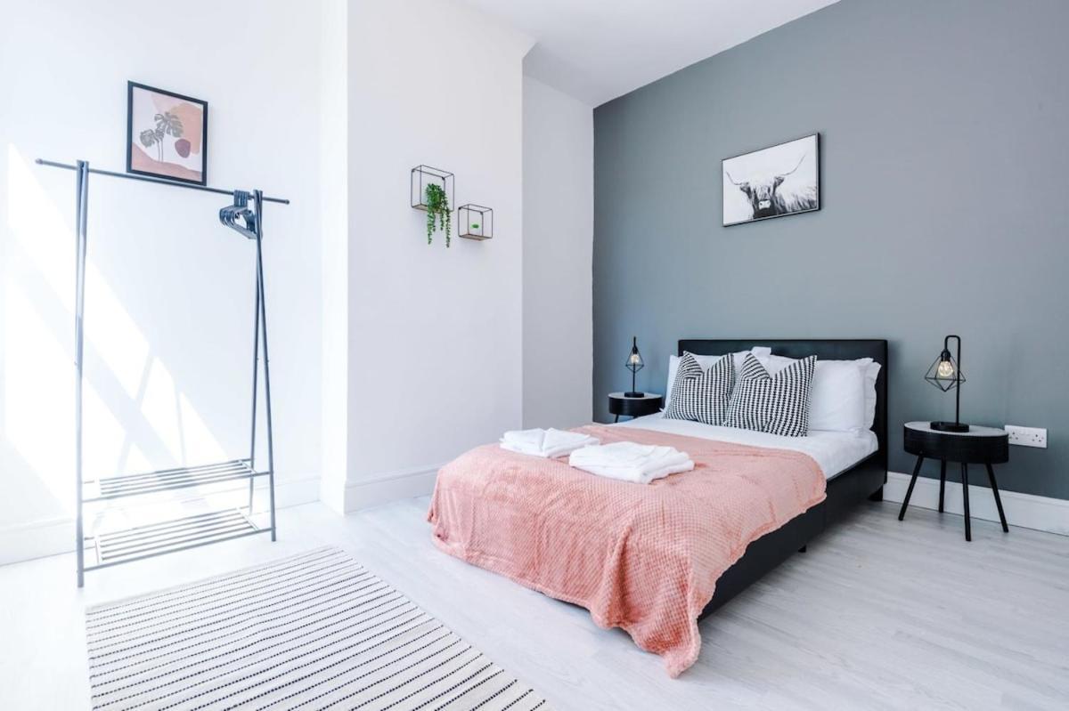 Large 4 Bedroom Home With Free Parking Near Mediacityuk Manchester Exteriör bild