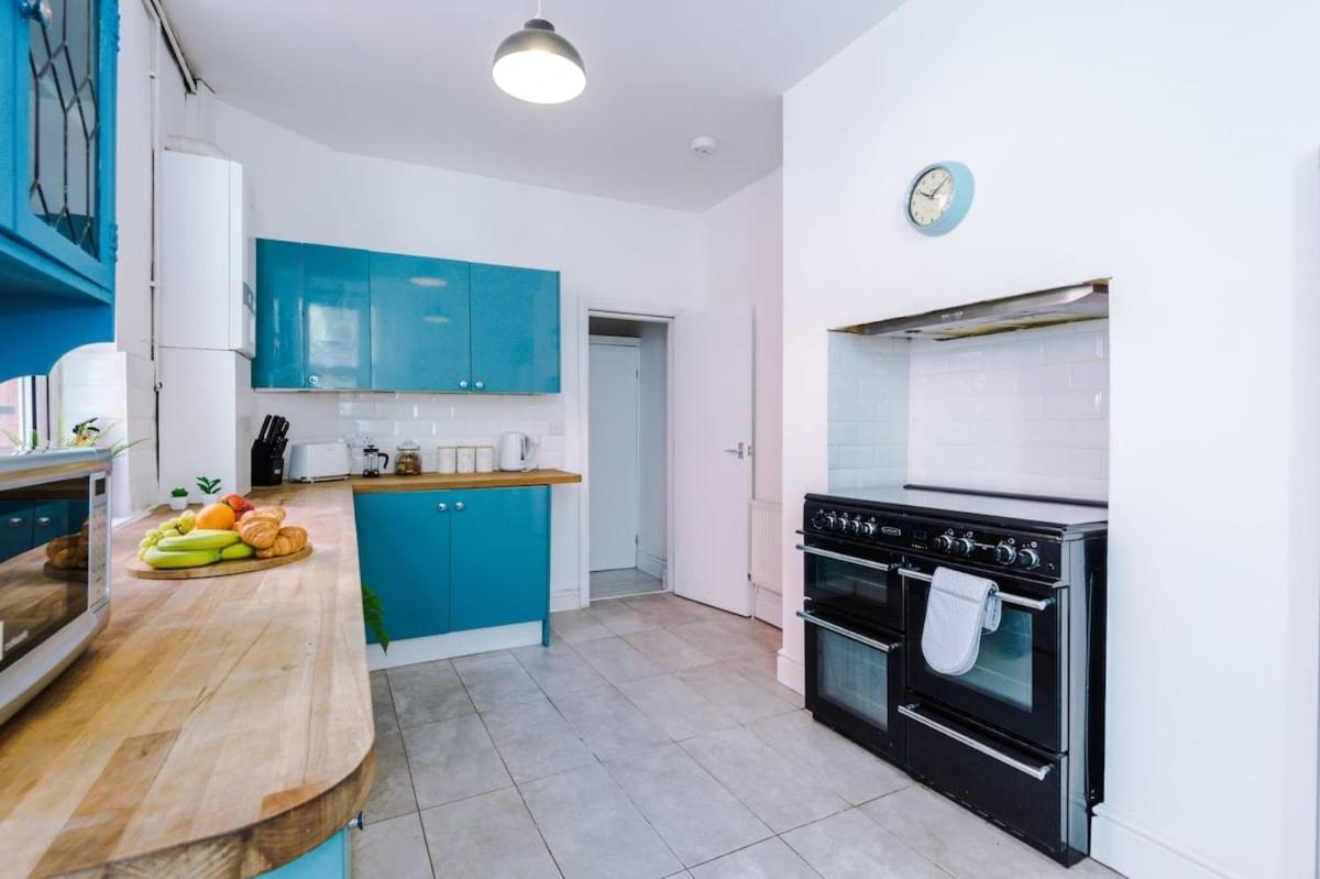 Large 4 Bedroom Home With Free Parking Near Mediacityuk Manchester Exteriör bild