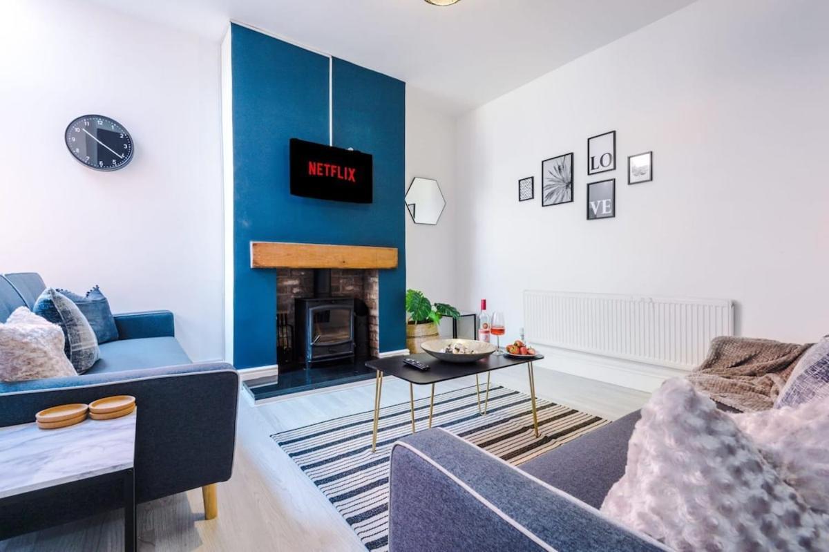 Large 4 Bedroom Home With Free Parking Near Mediacityuk Manchester Exteriör bild