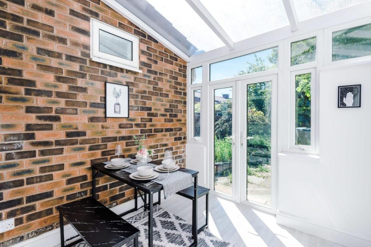 Large 4 Bedroom Home With Free Parking Near Mediacityuk Manchester Exteriör bild
